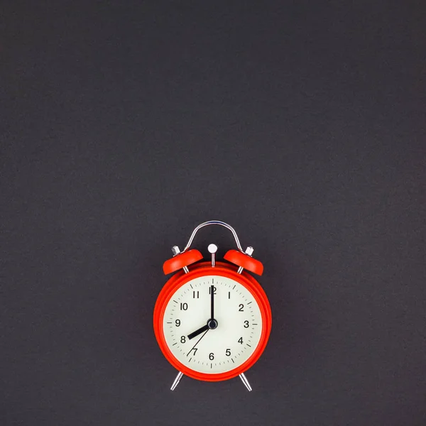 Έννοια Εικόνα Από Ένα Κόκκινο Ρετρό Ρολόι Ξυπνητήρι Οκτώ Ρολόι — Φωτογραφία Αρχείου