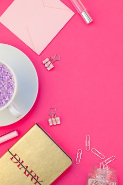 Yaratıcı en iyi görünüm düz parlak pembe renk Kağıt arka plan en az stili üzerinde kopya alanı tasarım ofis malzemeleri tarz çalışma masası ve çay yatırın. Kadınsı blog sosyal medya için şablon