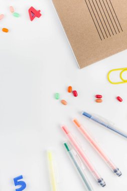 Yaratıcı düz geriye okul kavramı ile renk okul ve ofis malzemeleri için kopya alanı, çerçeve, metin veya tasarım şablonu ile beyaz masa arka plan üzerinde