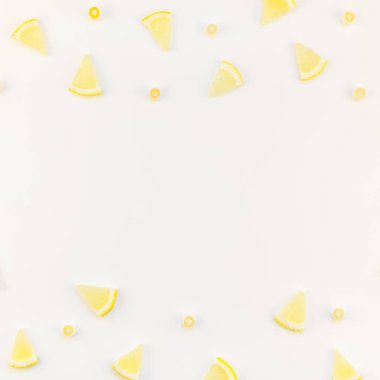 Flatlay ek yükü üstten görünüm narenciye limon dilimleri ile boşaltmak çerçeve beyaz masa arka plan desen kare. Sıcak yaz ferahlık limonata kavramı. Düzenlenmiş içecek maddeleri