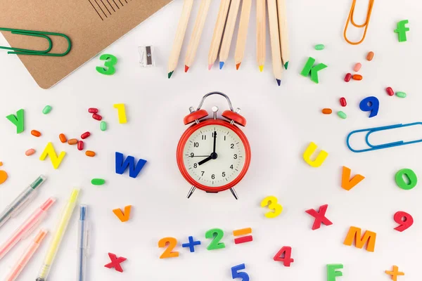 Plano Criativo Colocar Volta Conceito Escola Com Despertador Escola Cor — Fotografia de Stock