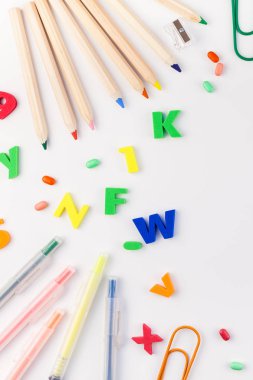 Yaratıcı düz geriye okul kavramı ile renk okul ve ofis malzemeleri için kopya alanı, çerçeve, metin veya tasarım şablonu ile beyaz masa arka plan üzerinde