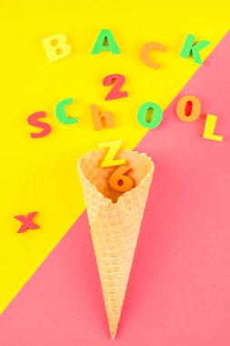 Yaratıcı düz geri okul kavramı gözleme koni ile yattı ve parlak sarı ve pembe Kağıt arka plan kopya alanı ile metin veya tasarım şablonu mektup mesaj hoşgeldiniz