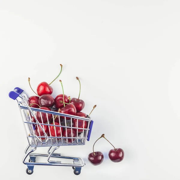 Vierkant Plaatje Van Rijpe Kersen Een Winkelwagentje Met Kopie Ruimte — Stockfoto