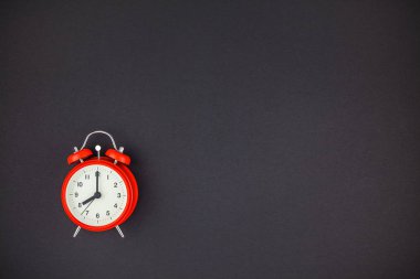 Sekiz saat kopya alanı en az tarzı, metin için şablon ile koyu siyah renk Kağıt arka plan üzerinde kırmızı bir vintage çalar saat görüntüsünü kavramı
