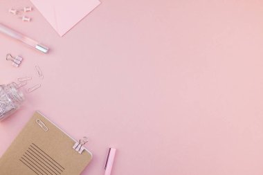 Üstten görünüm düz tasarım ofis malzemeleri kopya alanı bir bin yıllık pembe renkli kağıt arka plan en az stili ile tarz kadın çalışma masası yatıyordu. Kadınsı blog sosyal medya için şablon