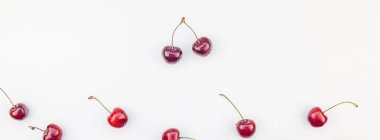 Minimal tarzda beyaz arka plan üzerinde izole kopya alanı ile taze olgun kiraz desen düzeninin uzun geniş afiş. Yaz eğlenceli ve sağlıklı beslenme kavramı. Metin veya gıda tasarımınız için şablon