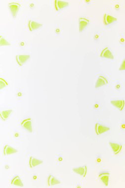 Yaratıcı flatlay ek yükü üstten görünüm narenciye limon dilimleri çerçeve beyaz masa artalanını boşaltmak ile desen. Sıcak yaz ferahlık limonata kavramı. Düzenlenmiş içecek maddeleri