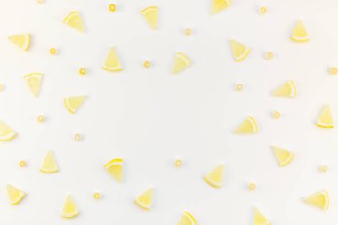 Yaratıcı flatlay ek yükü üstten görünüm narenciye limon dilimleri çerçeve beyaz masa artalanını boşaltmak ile desen. Sıcak yaz ferahlık limonata kavramı. Düzenlenmiş içecek maddeleri