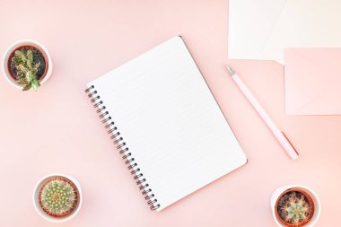 Üstten görünüm düz tasarım ofis malzemeleri ve kaktüsler succulents kopya alanı bin yıllık pembe renkli kağıt arka plan en az stili ile tarz çalışma masası yatıyordu. Kadınsı blog sosyal medya için şablon