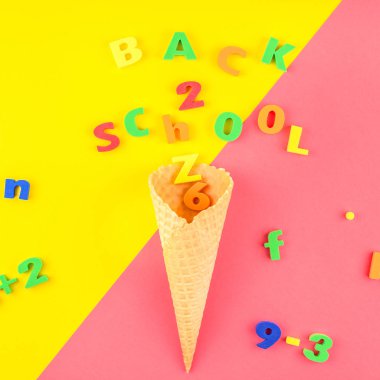 Yaratıcı düz geriye gözleme koni ile okul kavramı için kare ve parlak sarı ve pembe Kağıt arka plan kopya alanı ile metin veya tasarım şablonu mektup mesaj hoşgeldiniz