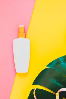 Tropikal orman palm monstera bırakır, güneş gözlüğü, güneş kremi boş şişe mockup ve kadının mayo üst parlak renk kağıt arka plan üzerinde. Metin için yaratıcı düz yatıyordu kavramı şablon yaz tatil