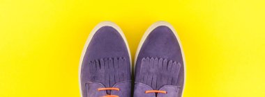 Düz şık süet ayakkabı kalın sarı Kağıt arka plan üzerinde kopya alanı ile yatıyordu. Kadın rahat kıyafet havai görünümü. Uzun geniş afiş