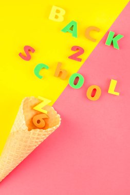 Yaratıcı düz geri okul kavramı gözleme koni ile yattı ve parlak sarı ve pembe Kağıt arka plan kopya alanı ile metin veya tasarım şablonu mektup mesaj hoşgeldiniz