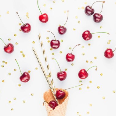 Olgun kiraz bir gözleme koni yaratıcı üstten görünüm en az tarzında beyaz arka plan üzerinde izole kopya alanı ile kare. Yaz eğlenceli ve sağlıklı beslenme kavramı. Metin veya tasarım şablonu.