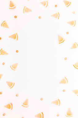 Yaratıcı flatlay ek yükü üstten görünüm narenciye limon dilimleri çerçeve beyaz masa artalanını boşaltmak ile desen. Sıcak yaz ferahlık limonata kavramı. Düzenlenmiş içecek maddeleri