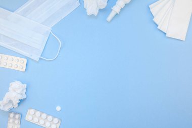 Mevsimlik bahar Anti peçeteler ile yaratıcı düz yatıyordu kavramı hap, yüz maskesi ve damla bir şişe kopya alan arka plan en az tarzı ile metin için şablon