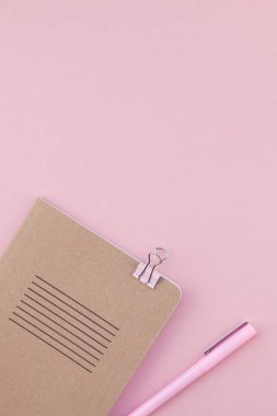 Üstten görünüm düz tasarım ofis malzemeleri kopya alanı bir bin yıllık pembe renkli kağıt arka plan en az stili ile tarz kadın çalışma masası yatıyordu. Kadınsı blog sosyal medya için şablon