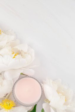 Güzel kopya alanı en az tarzı, kartpostal, yazı, metin veya tasarım şablonu mermer zemin üzerine beyaz şakayık çiçekleri blooming. Düğün davetiyesi ve kutlama tebrik kavramı