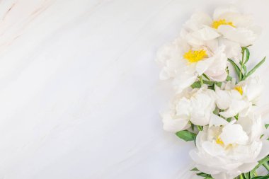 Güzel kopya alanı en az tarzı, kartpostal, yazı, metin veya tasarım şablonu mermer zemin üzerine beyaz şakayık çiçekleri blooming. Düğün davetiyesi ve kutlama tebrik kavramı