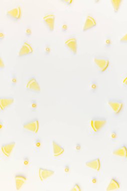 Yaratıcı flatlay ek yükü üstten görünüm narenciye limon dilimleri çerçeve beyaz masa artalanını boşaltmak ile desen. Sıcak yaz ferahlık limonata kavramı. Düzenlenmiş içecek maddeleri