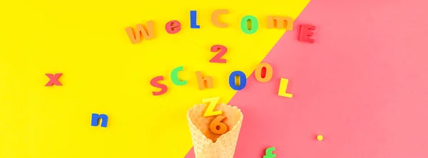 Plano Creativo Remonta Concepto Escuela Con Cono Gofre Mensaje Bienvenida — Foto de Stock