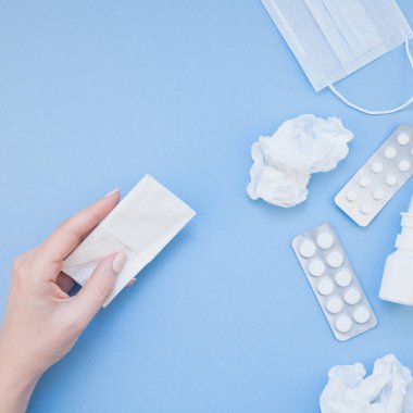 Mevsimlik bahar Anti peçete, hap, yüz maskesi, yaratıcı düz yatıyordu kavramı damla bir şişe ve bir el ile kare kopya alan arka plan en az stil, şablon metin için