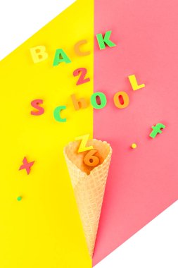 Yaratıcı düz geri okul kavramı gözleme koni ile yattı ve parlak sarı ve pembe Kağıt arka plan kopya alanı ile metin veya tasarım şablonu mektup mesaj hoşgeldiniz