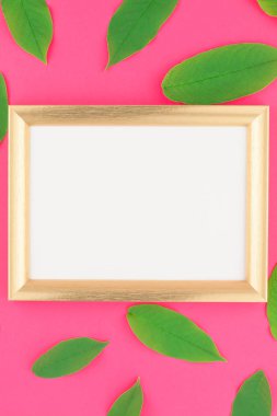 Taze yeşil desenle yaratıcı düz yatıyordu üstten görünüm kadar altın çerçeve sahte parlak pembe zemin üzerine bırakır ve en az popüler sanat stil, şablon için metin alanı kopyalayın