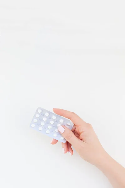 女人手用粉彩指甲抛光在白色背景与复制空间隔离的水泡药片 模板为女性美女博客社交媒体 女性保健理念 — 图库照片