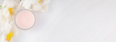 Güzel çiçek beyaz şakayık çiçekleri kopya alanı en az tarzı, şablon tasarımınızın mermer zemin üzerine. Düğün davetiyesi ve kutlama tebrik kavramı. Uzun geniş afiş