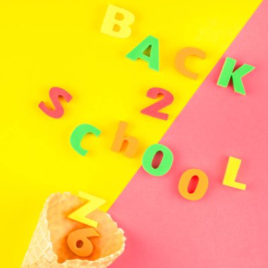 Yaratıcı düz geriye gözleme koni ile okul kavramı için kare ve parlak sarı ve pembe Kağıt arka plan kopya alanı ile metin veya tasarım şablonu mektup mesaj hoşgeldiniz