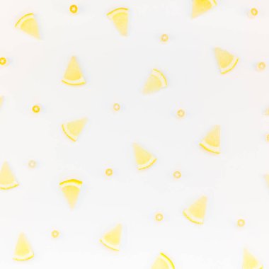 Flatlay ek yükü üstten görünüm narenciye limon dilimleri ile boşaltmak çerçeve beyaz masa arka plan desen kare. Sıcak yaz ferahlık limonata kavramı. Düzenlenmiş içecek maddeleri