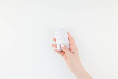 Kadın el ile kopya alanı ile beyaz arka plan üzerinde izole blister hapları holding pastel manikür Lehçe. Kadınsı güzellik blog sosyal medya için şablon. Kadın sağlık kavramı