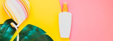 Tropikal orman palm monstera, güneş koruyucu boş şişe mockup ve kadının mayo parlak renk Kağıt arka plan üzerinde bırakır. Yaz yaratıcı düz yatıyordu kavramı Şablon metnini tatiller. Uzun geniş afiş