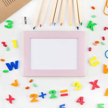 Kare düz geri okul kavramı kopya alanı, çerçeve, metin veya tasarım şablonu ile beyaz masa arka plan üzerinde renkli okul ve ofis malzemeleri ile yattı