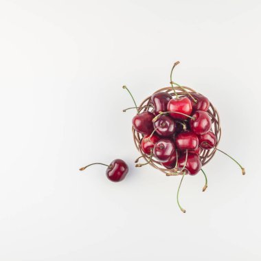 Üstten görünüm taze olgun kiraz kopya izole alan beyaz arka plan en az tarzı ile küçük bir sepet içinde kare. Yaz eğlenceli ve sağlıklı beslenme kavramı. Metin veya gıda tasarımınız için şablon