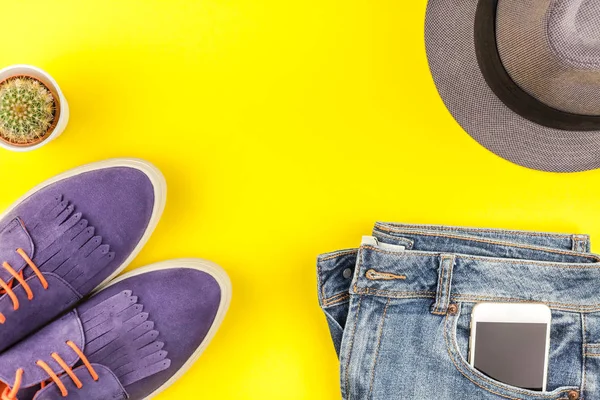 Düz Süet Ayakkabı Kot Gri Şapka Kaktüs Smartphone Kalın Sarı — Stok fotoğraf