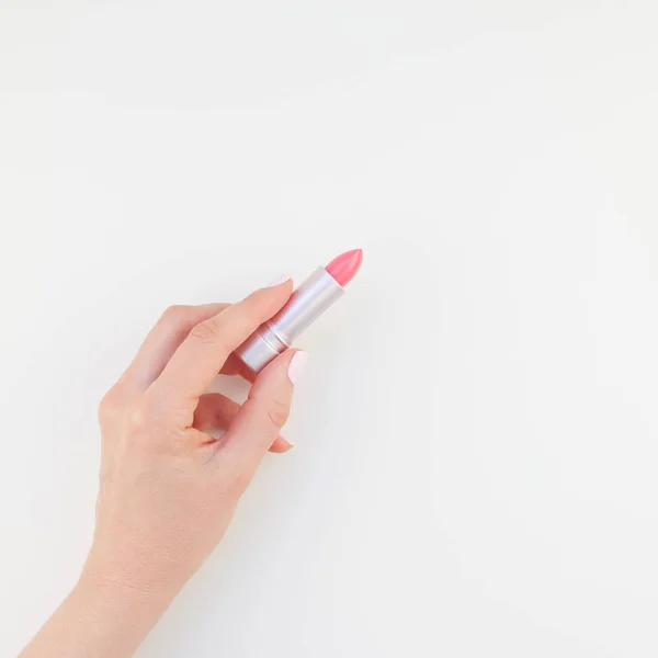 Mano Mujer Con Pulido Manicura Pastel Con Lápiz Labial Rosa — Foto de Stock