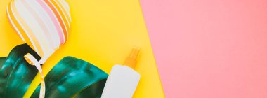 Tropikal orman palm monstera, güneş koruyucu boş şişe mockup ve kadının mayo parlak renk Kağıt arka plan üzerinde bırakır. Yaz yaratıcı düz yatıyordu kavramı Şablon metnini tatiller. Uzun geniş afiş