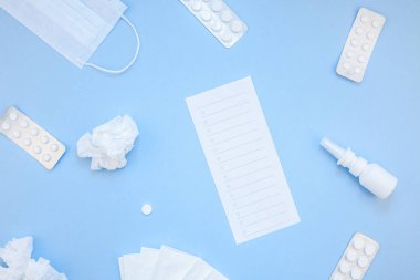 Mevsimlik bahar Anti peçeteler ile yaratıcı düz yatıyordu kavramı hap, yüz maskesi ve damla bir şişe kopya alan arka plan en az tarzı ile metin için şablon