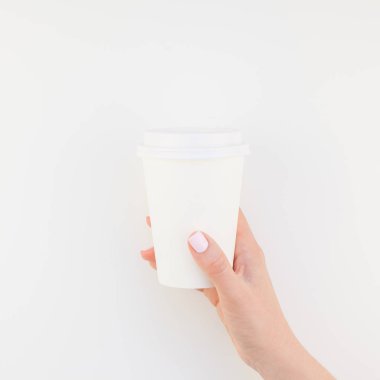 Kare sahte görüntü minimalizm tarzı beyaz arka plan üzerinde izole kopya alanı ile kağıt kahve Kupası tutan kadın el kadar. Kadınsı blog, sosyal medya için şablon