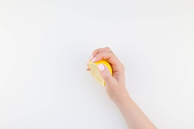 Kadın el ile bir buçuk beyaz arka plan kopya alan minimalizm tarzı üzerinde izole limon tutan pastel manikür Lehçe. Kadınsı sosyal medya için şablon. Sağlıklı beslenme kavramı