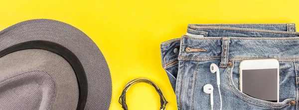 Düz Mavi Jeans Gri Şapka Akıllı Telefon Kulaklık Kalın Sarı — Stok fotoğraf