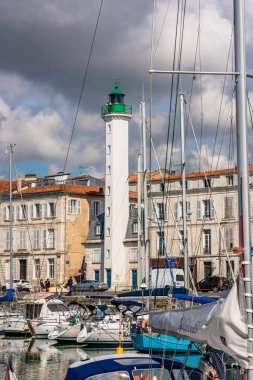 Fransa, La Rochelle - 21 Eylül 2015: Görünümü güzel fener içinde eski bağlantı noktası La Rochelle Fransa ve yatlar