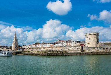 Fransa, La Rochelle - 21 Eylül 2015: La Rochelle Fransa eski kale eski Harbour View kuleleri.