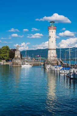 Almanya, Lindau - Ağustos 21: deniz feneri ve Konstanz Gölü üzerinde 21 Ağustos 2015 Bodensee, Lindau liman girişinde bir aslan heykeli görünümünü