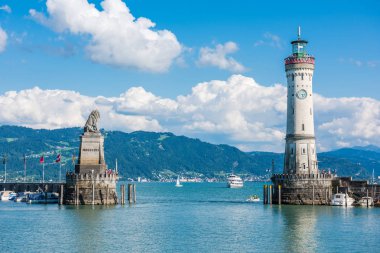 Almanya, Lindau - Ağustos 21: deniz feneri ve Konstanz Gölü üzerinde 21 Ağustos 2015 Bodensee, Lindau liman girişinde bir aslan heykeli görünümünü