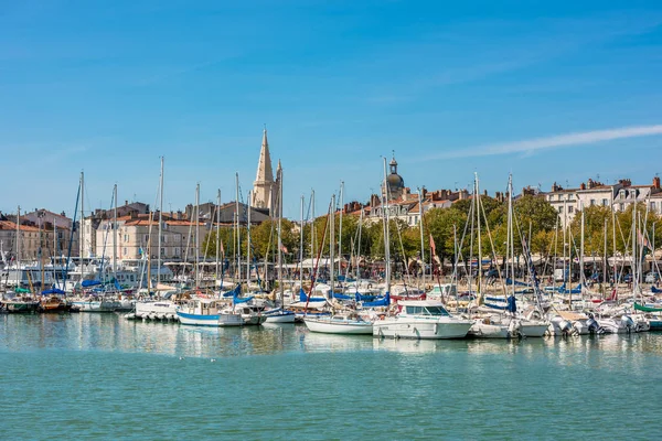 Fransa, La Rochelle - 21 Eylül 2015: Yat içinde eski bağlantı noktası La Rochelle Fransa görünüm