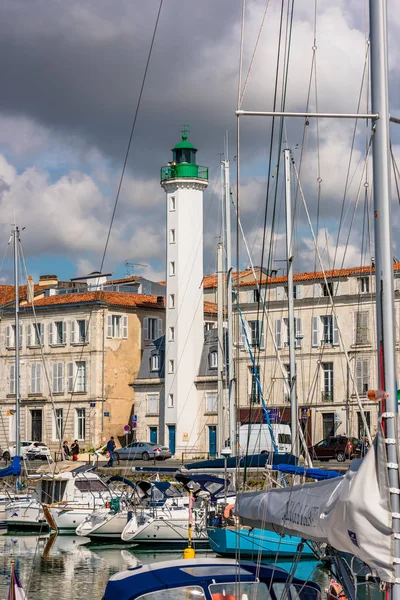 Fransa, La Rochelle - 21 Eylül 2015: Görünümü güzel fener içinde eski bağlantı noktası La Rochelle Fransa ve yatlar